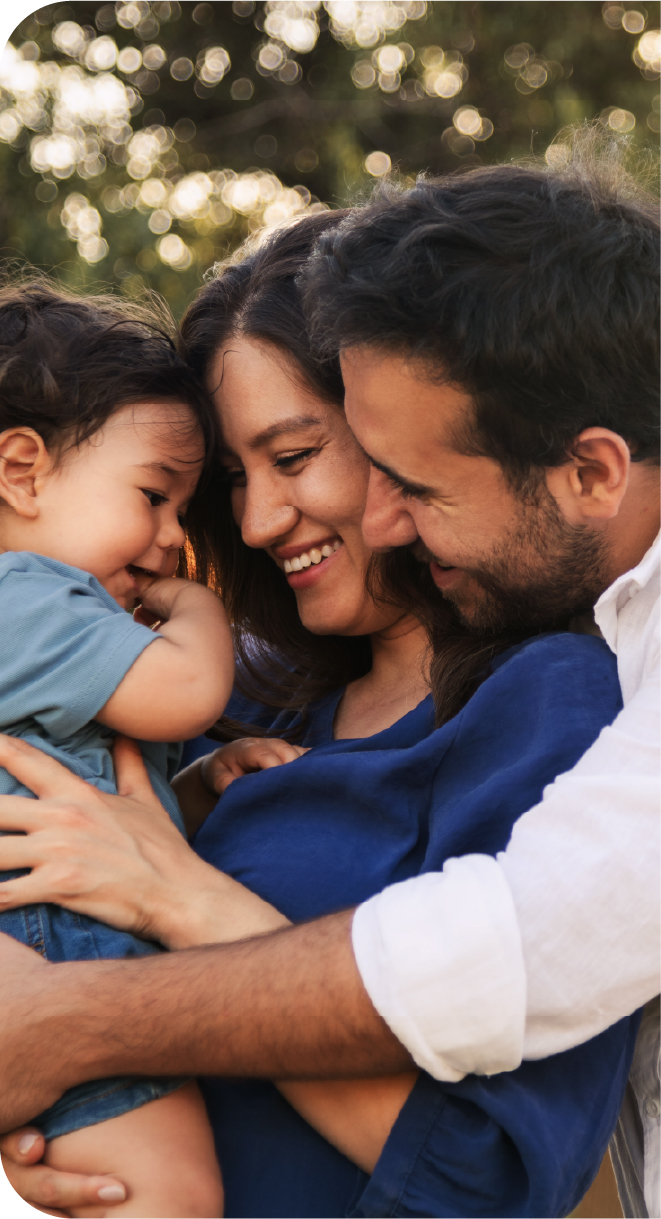 Familia abrazándose